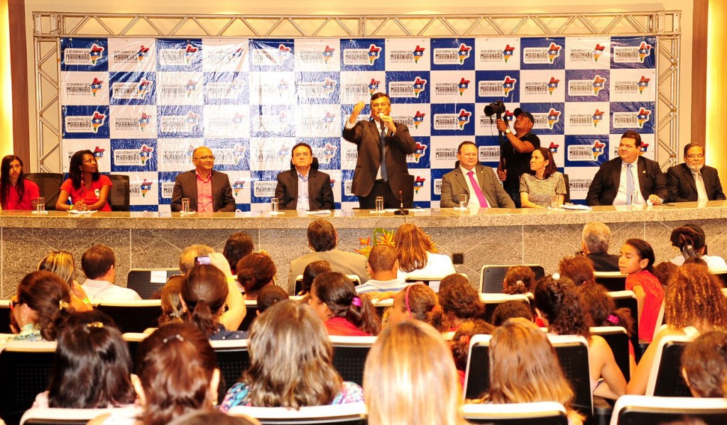 Flávio Dino presidiu a solenidade e destacou o compromisso do governo em erradicar o analfabetismo no estado. Foto: Lauro Vasconcelos