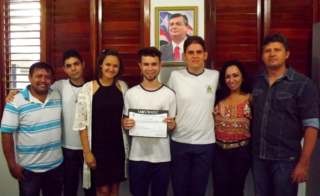 Alunos (Pedro Henrique, Esio Torres, Italo Falcão) e professores orientadores (Carlos Fonseca Sampaio e Arthur Alexandre Barros) do CE Tancredo de Almeida Neves, premiados na Mostratec 2015, ao lado da gestora Regional, profª Rosyjane Paula, e diretora Regional de Educação de Imperatriz, profª Orleane Santana