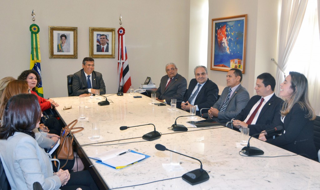 Governador Flávio Dino, reunido com os secretários Áurea Prazeres (Educação) e Marcelo Tavares (Casa Civil) e do procurador geral do Estado, Rodrigo Maia, recebe promotores de Justiça no Palácio dos Leões. Foto: Karlos Geromy/Secom