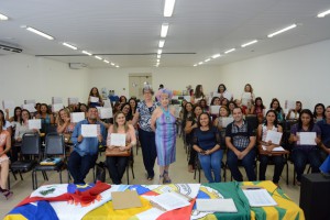 Docentes exibem certificados da formação .