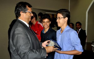 Foto/Divulgação Foto 1 – Governador Flávio Dino homenageou em 2015 alunos que se destacaram na OBMEP