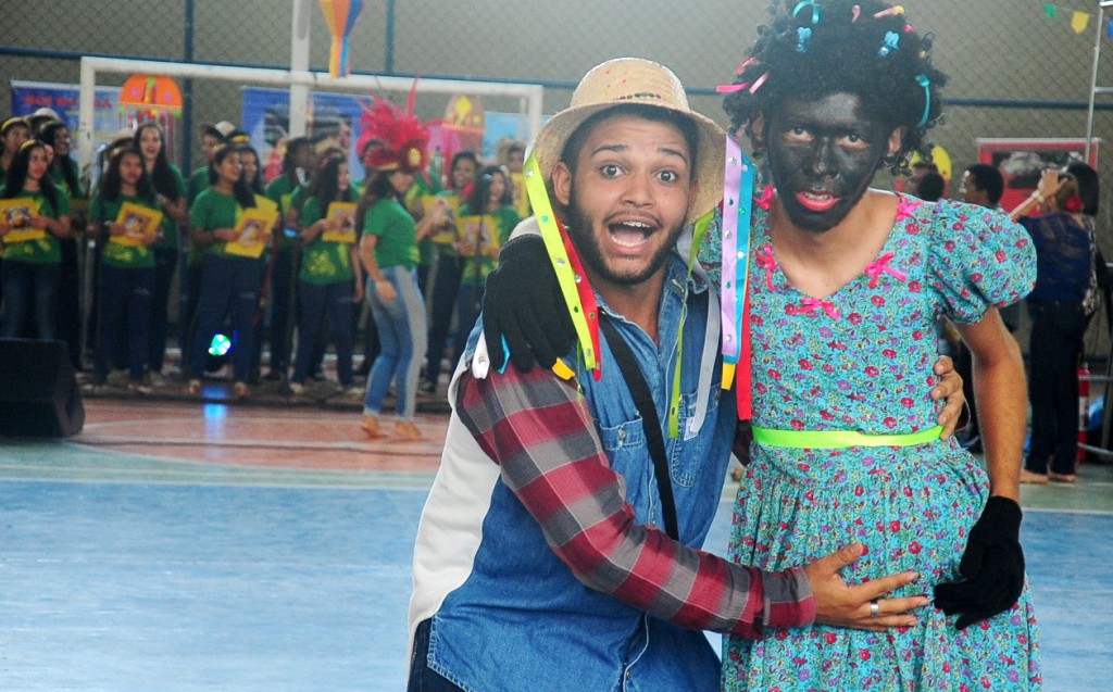 Alunos do CE José Justino Pereira representando Catirina e Pai Francisco no Arraial da URE