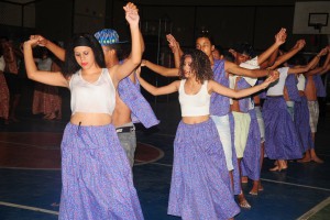 Estudantes durante apresentação no arraial da URE SL