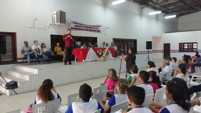 O secretário de infraestrutura Clayton Noleto, que representou o governador Flávio Dino durante a entrega na escola Norma Suely Mendes. Foto: Divulgação