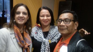 Supervisora de Educação Indígena da Seduc, Gildete Dutra, entre Secretária de Educação Continuada, Alfabetização, Diversidade e Inclusão (Secadi) do Ministério da Educação (MEC), Ivana Siqueira e coordenador do Fneei, Gersem Baniwa