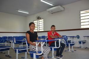 Camila e Elton Santos Silva, de 15 e 16 anos, estudantes do 2º e 3º ano do Ensino Médio, respectivamente, já testaram e aprovaram o novo ambiente climatizado.