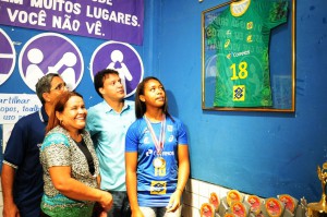Foto 4_Lauro Vasconcelos_Seduc_12082016 - Em clima de olimpíada Escola Barbosa de Godóis homenageia jogadora maranhense da seleção brasileira juvenil de handebol Gilvana Nogueira
