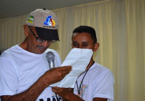 Manoel Nascimento Araújo aluno do Sim eu posso ler carta em agradecimento com seus novos óculos