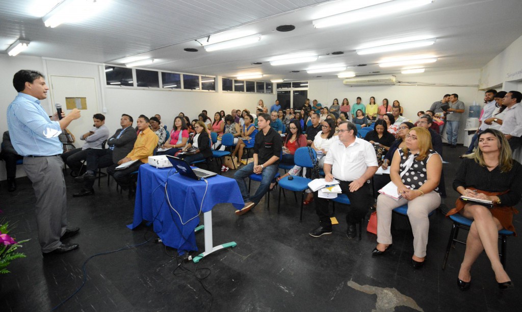 Secretário Felipe Camarão durante reunião com gestores e diretores das 19 Unidades Regionais de Educação