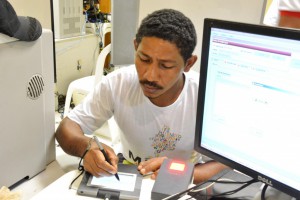 Vicente Borges de Sousa assina a nova carteira de identidade, que aproveitou para tirar na unidade Móvel do Viva durante o seminário
