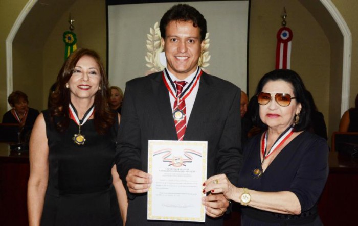 Secretário-Felipe-Camarão-é-condecorado-com-medalha-“Mérito-Educacional-Professora-Anna-Maria-Saldanha