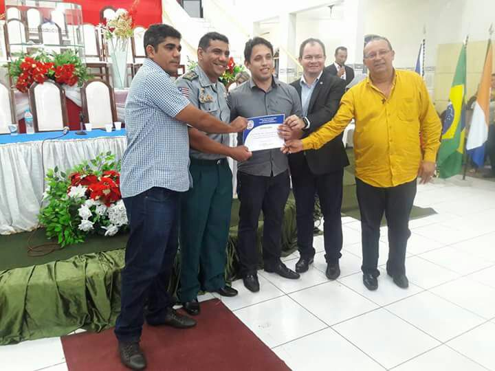 Secretário Adjunto de Suporte ao Sistema Educacional da Seduc, Anderson Lindoso, recebe certificado após proferir Palestra Magna.