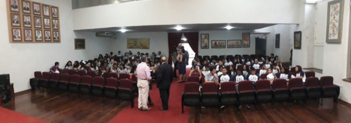 00966_foto_1_divulgacao_seduc_15052017_estudantes_da_rede_estadual_participam_de_roda_de_debates_promovida_pela_aml_3480742491431431226
