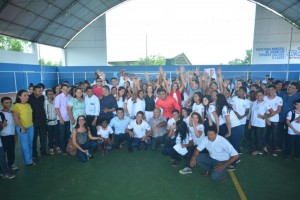 01130_governo_da_continuidade_a_entrega_de_uniformes_escolares_e_distribui_mais_de_9_mil_a_estudantes_de_coroata_3_8709317508557405842