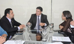 02067_secretario_felipe_camarao_durante_reuniao_com_a_secretaria_municipal_de_educacao_de_sao_luiz_gonzaga_e_deputado_vinicius_louro_2894168724276641235