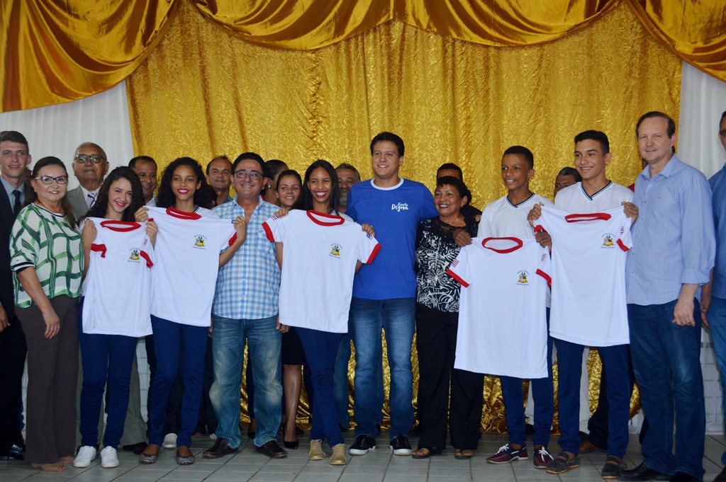 Estudantes do C.E. Teresinha Alves Rocha foram contemplados com fardamento escolar