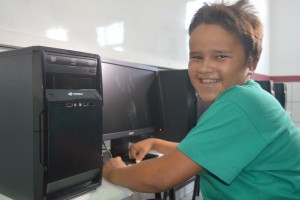 Juliano, morador do assentamento Santa Luzia, fica encantado com nova escola construída pelo Programa Escola Digna