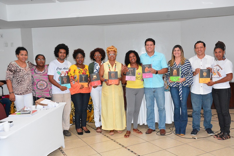 Professora Jovelina do Livramento (ao lado do secretário) foi premiada com coleção de livros da História da África
