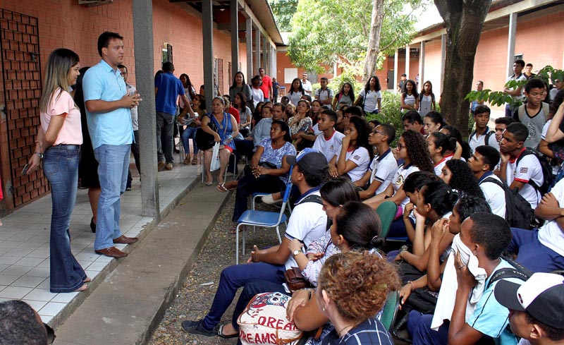 Secretário Felipe Camarão conversa com estudantes e professores sobre reestruturação do ensino na unidade escolar
