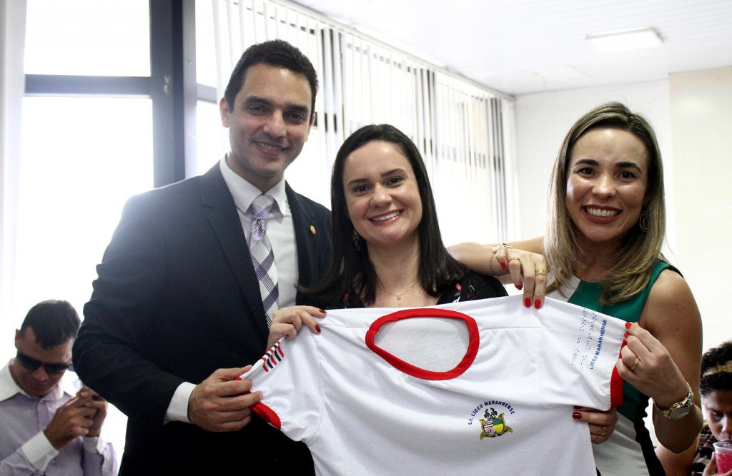 Marcos Amorim (MPMA), Gabrille Gadelha e Érica Beckman (CAOPI), em evento de apresentação dos novos uniformes (Divulgação)