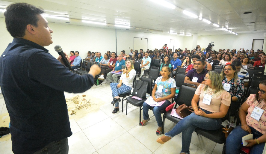 Secretário Felipe Camarão participa da solenidade de abertura da formação continuada