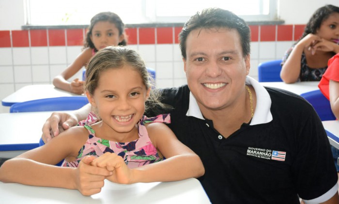 Secretário Felipe Camarão e estudante Ariane durante a entrega da Escola Digna (Lauro Vasconcelos)
