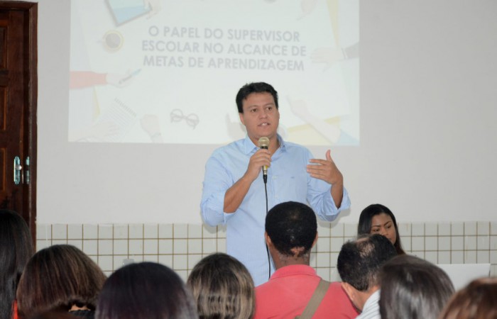 Secretário Felipe Camarão e supervisores escolares discutem ações pedagógicas para 2019