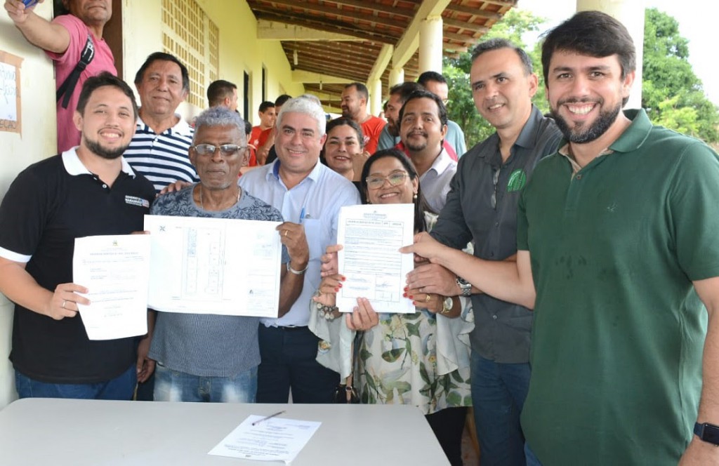 Ordens de Serviço para beneficiar a comunidade do Coquilho assinadas (Foto: Lauro Vasconcelos)