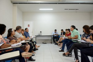 Secretário em exercício, Danilo Moreira, adjuntos da Seduc, e a diretoria do Sinproesemma (Foto: Antônio Martins)