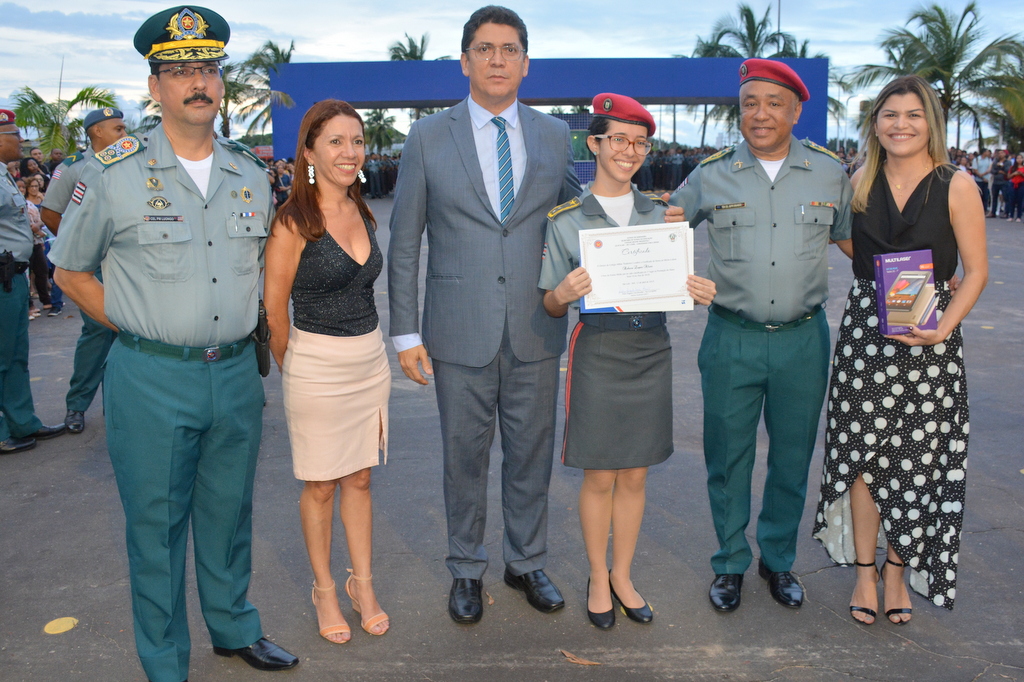Comandante Luongo, Secretário de Segurança Jeferson Portela, Coronel Brandão e secretária adjunta Nádya Dutra com estudante premiada