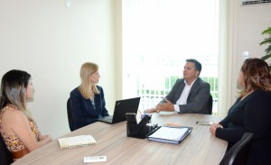 Subsecretário de Educação, Danilo Moreira, e a secretaria Adjunta de Ensino, Nádya Dutra, em reunião com Claudia Costin