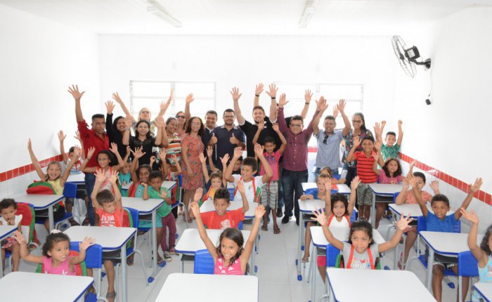 16350_moradores_do_povoado_barra_do_sitio_ii_em_urbano_santos_comemoram_entrega_da_escola_digna_3714434891510180517
