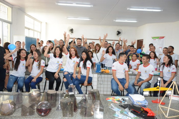 Estudantes comemoram entrega de escola com laboratórios equipadoS