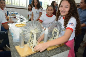 Estudantes conhecendo os laboratórios de ciências