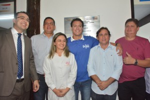 Felipe Camarão e autoridades descerram placa de inauguração da nova UBS