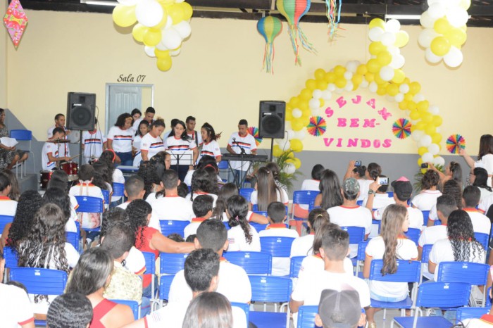 Grupo de estudantes em apresentação musical durante inauguração de Santa Filomena