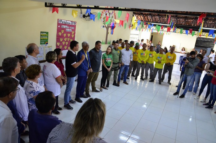 Secretários Felipe Camarão e Murilo Andrade com o prefeito Domingos Dutra durante entrega da Rua Digna para comunidade escolar do CE Pires Collins 