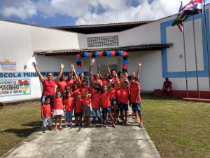 Estudantes da Escola Municipal Bibiano Ribeiro, no povoado Turi Mirim, em Turilândia, comemoram a entrega da tão sonhada Escola Digna
