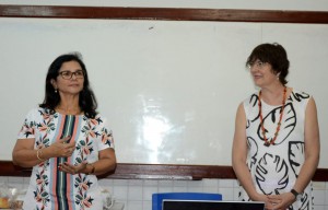 A coordenadora estadual da BNCC da Seduc, Socorro Fortes, com a assessora Técnica da Embaixada da Espanha, Isabel Blecua