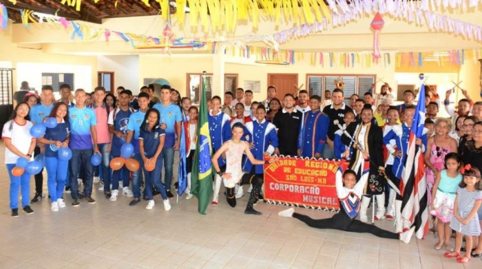Comunidade escolar do CE Cidade Operária II comemora a reforma da unidade