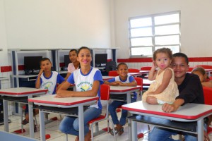 Maria Antonia e os irmãos na primeira Escola Digna do estado