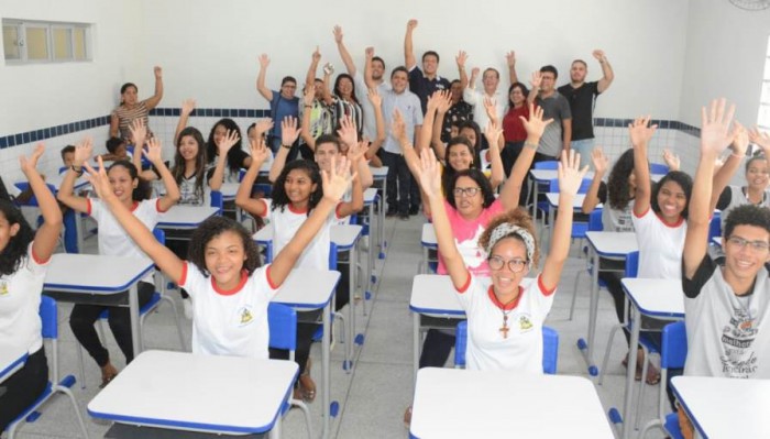 Comunidade de Cumã festeja a inauguração da escola 