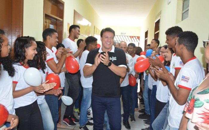 Secretário Felipe Camarão é recepcionado com festa pela revitalização da Escola Digna
