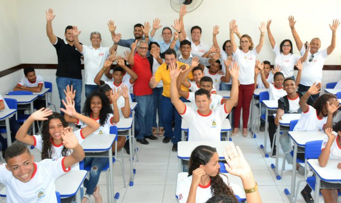 Comunidade escolar do CE Profa. Maria do Carmo Bezerra Paiva entregue pelo Governo no povoado Caxirimbu, em Caxias