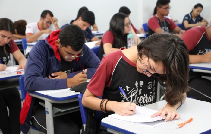 Estudantes do terceirão do CE Barjonas Lobão concentrados na avaliação do Seama