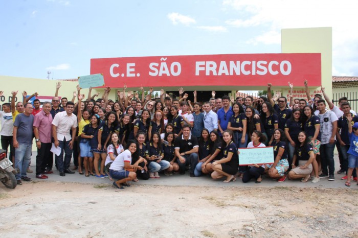 Comunidade escolar do CE São Francisco recebe escola revitalizada com muita alegria
