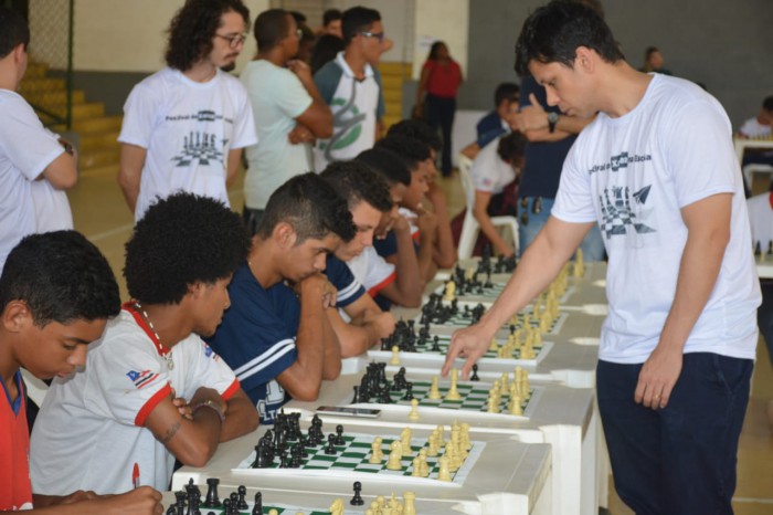 Rafael Leitão durante simultânea disputada contra estudantes da rede estadual