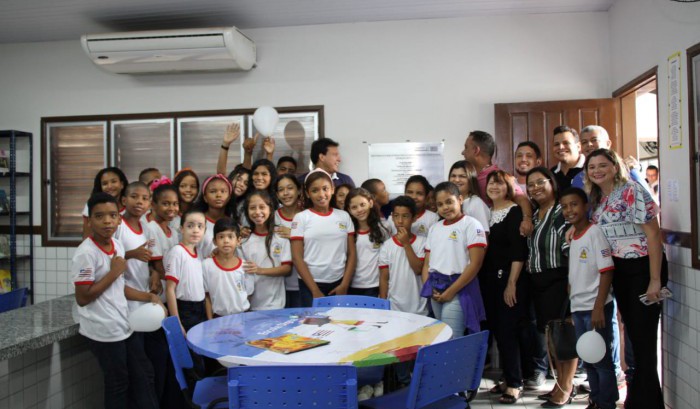 Pequenos da Unidade Integrada Governador José Murad, no Cohafuma, acompanham inauguração da nova biblioteca da escola