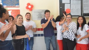 Felipe Camarão entrega escola totalmente reformada no bairro do João Paulo, na capital maranhense