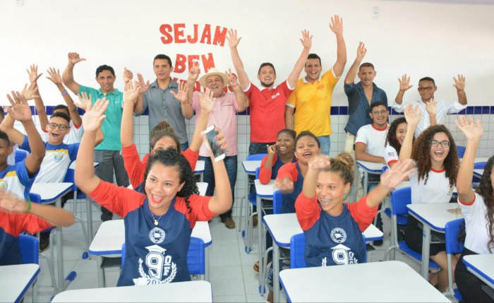 Comunidade escolar de Conceição do Lago Açu comemora entrega de Escola Digna 